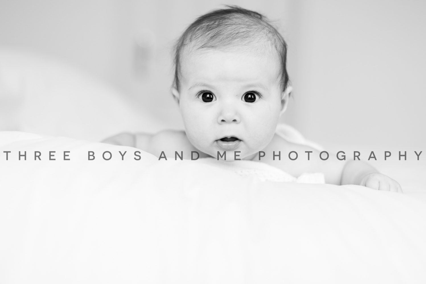 lifestyle-photography-session-baby-4months-blackandwhite