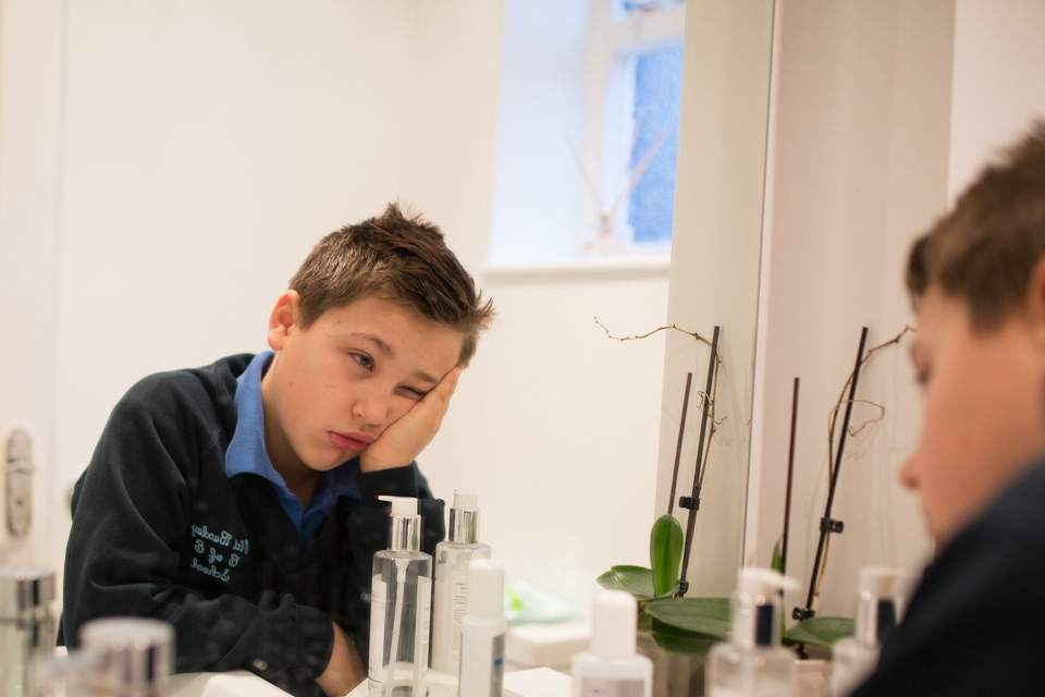too early for school, young boy looking in the mirror Sevenoaks Family photographer 3 Boys and Me Photography