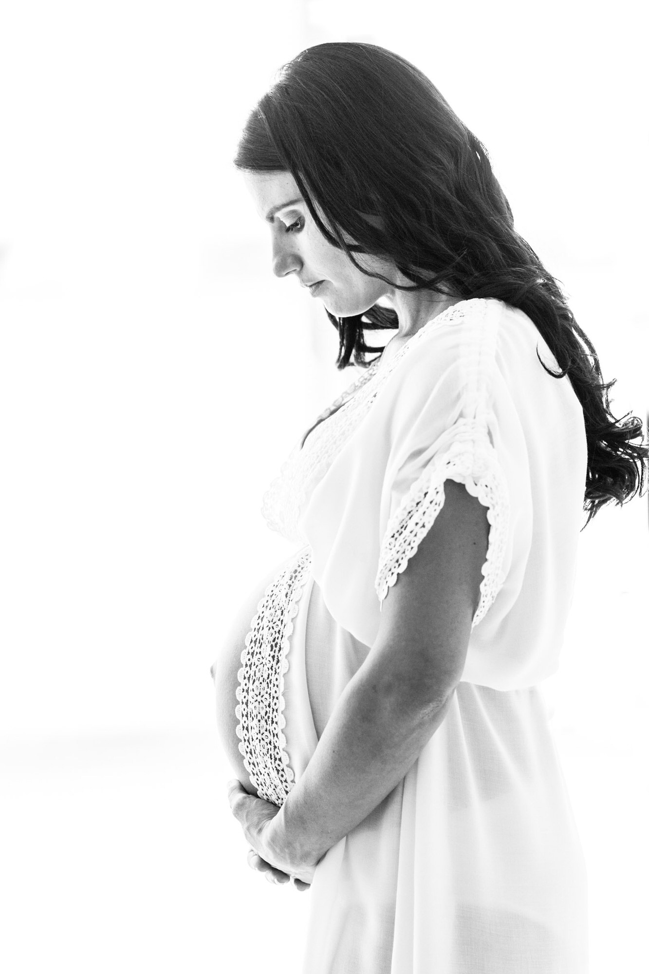 black and white image of pregnant mummy to be wearing white kimono at her kent maternity photoshoot in bexely